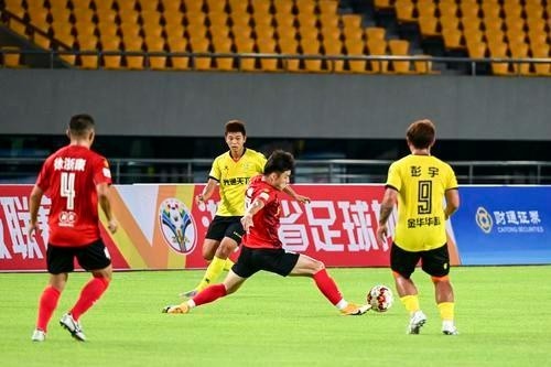  圣保利主场草皮翻新见效，场地优势助力取胜